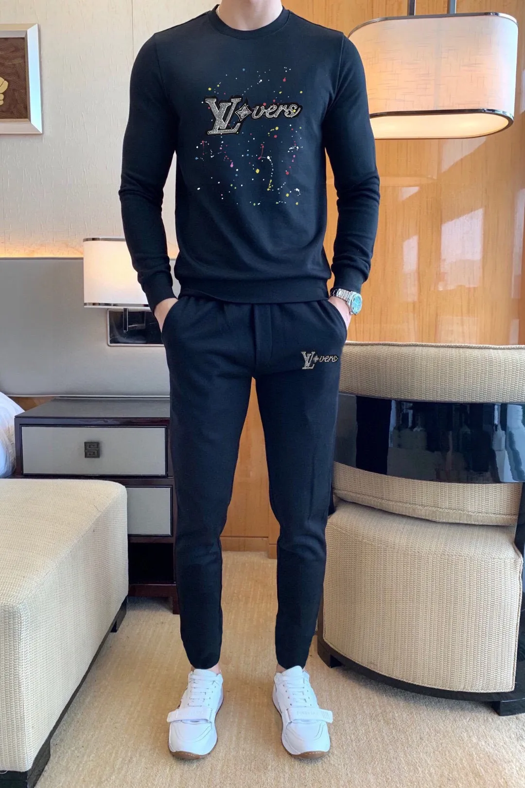 🅿️380 [LV Louis Vuitton] (Fat Man Gospel) hot-selling suit is coming. Focus on the original version of the official website. 2025 new hot-selling sweatshirt suit. The original order is hard to buy🇭🇰. It is the meticulous work of top designers for a fitting and perfect upper body effect. All-natural high-quality Roman cotton 100%, close-fitting comfort, noble and elegant! Original hardware embodies elegance and nobility! Counter size: M-5XL (maximum wear up to 220 pounds)